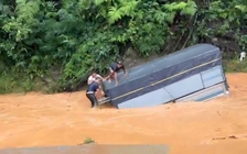 Thót tim cảnh nhiều người chới với trên mui xe tải bị lũ cuốn ở Đà Lạt