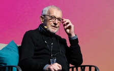 Giải Nobel Vật lý cho người săn tìm 'sứ giả vũ trụ'