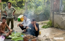 Thả lưới bắt cá, ngồi nhậu ngay nơi ngập lụt ở TP.HCM
