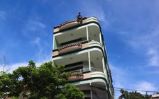 Giải cứu nam thanh niên có ý định nhảy lầu ở Quy Nhơn