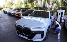 Thương nhân viên đi làm giữa trời rét, bà chủ tặng xe sang BMW