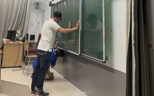 TP.HCM: Lớp đã có bảng mới sau 3 ngày không bảng, giáo viên phải viết lên tường