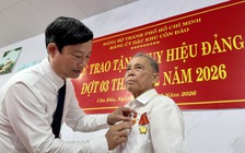 Lãnh đạo TP.HCM trao Huy hiệu 60 năm tuổi Đảng tại đặc khu Côn Đảo