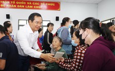 Chủ tịch UBND TP.HCM tặng quà tết người dân khu vực Hóc Môn
