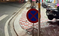 Biển cấm dừng, đỗ xe đặt thấp bất thường ở làng đại học TP.HCM gây tranh cãi