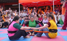 Công nhân 'cháy' hết mình với gameshow đặc biệt cuối năm