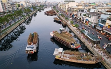Thuyền ghe chở hoa miền Tây nối dòng cập bến 'Trên bến dưới thuyền'