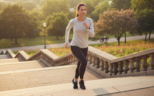 Tại sao leo cầu thang đốt cháy lượng mỡ gấp 3 lần so với đi bộ?