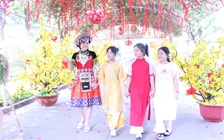 Cô hiệu trưởng ở TP.HCM mặc trang phục Mông, vui tết cùng học trò