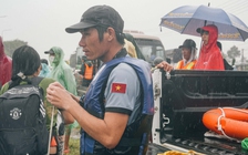 Lao vào lũ dữ để níu lại sự sống