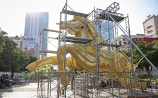 Chiếu thử mapping trên linh vật cổng chào Đường hoa Nguyễn Huệ