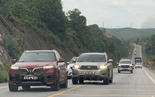 Ngao ngán cảnh xe lấn làn, vượt ẩu trên cao tốc Cam Lộ - La Sơn