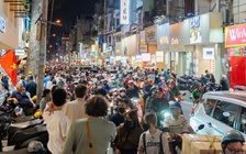 Tối cuối năm, phố thời trang TP.HCM 'vỡ trận' vì người dân sắm tết