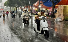 Người dân TP.HCM và Nam bộ đề phòng mưa trái mùa