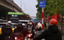 Người dân ùn ùn rời Hà Nội nghỉ tết, đường phố kẹt cứng