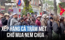 Hà Nội: Người dân xếp hàng dài cả trăm mét chờ mua nem chua về ăn Tết