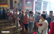 Hàng ngàn người đến chùa Bà Thiên Hậu ở Chợ Lớn xin ấn ngày tất niên