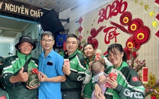 300 tài xế xe công nghệ vỡ òa khui lì xì tại bữa cơm tết ấm lòng