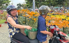 28 tết, người dân TP.HCM đi chợ hoa tết cười tươi ưng ý: 'Khỏi phải trả giá, kỳ kèo…'
