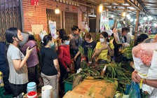 Đêm cuối năm, độc lạ chợ hoa lớn nhất TP.HCM: Shop không cho trả giá, vì sao?