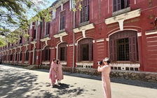 Tết Bính Ngọ nắng đẹp, Trường Quốc học Huế thu hút các thế hệ đến 'check in'