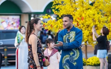 Du khách nước ngoài ngỡ ngàng giữa không gian xuân rực rỡ tại TP.HCM