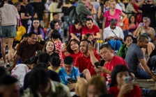 'Biển người' ở trung tâm TP.HCM chờ ngắm pháo hoa giao thừa Tết Bính Ngọ 2026