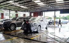 'Ăn nên làm ra' nhờ rửa xe trước đêm giao thừa