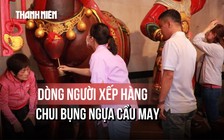 Dòng người kiên nhẫn xếp hàng chờ chui bụng ngựa dịp đầu năm: Vì sao?