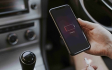 Sai lầm thường gặp khi sạc điện thoại trong ô tô