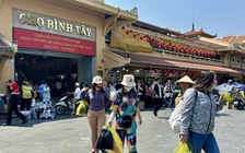 Chen chân ở chợ đầu mối lớn nhất Sài Gòn ngày cận tết