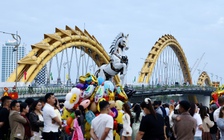 Du khách 'đổ bộ' khu vực cầu Rồng, mê mẩn linh vật ngựa Kim Mã 4.0