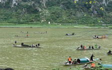 Hàng trăm người xuyên đêm tìm 2 nạn nhân mất tích vụ chìm thuyền trên sông Gianh