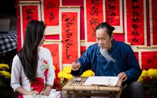 Theo chân người dân TP.HCM đi xin chữ đầu năm