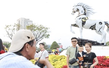 Linh vật ngựa Kim Mã 4.0 ở Đà Nẵng 'gây sốt', thợ ảnh cầu Rồng thu tiền triệu mỗi ngày