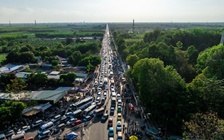 Xe cộ hành hương kín đường đến núi Bà Đen