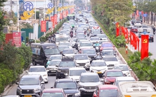 Xe nối đuôi nhau trở lại Hà Nội ngày mùng 5 tết Bính Ngọ