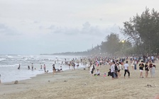 Quảng Ngãi: Tắm biển 3 người trong một gia đình đuối nước, 2 người mất tích