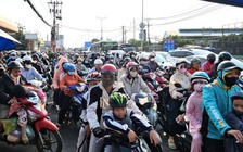 Người đàn ông lặng lẽ dọn đường, tiếp sức dòng người trở về TP.HCM sau tết