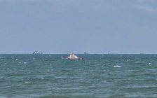 Tìm thấy thi thể 2 cha con đuối nước tại biển Mỹ Khê, Quảng Ngãi