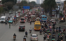 Người dân ùn ùn trở lại Hà Nội trong ngày cuối dịp nghỉ tết Nguyên đán 2026