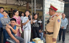 Hành khách cầu cứu giữa đường, CSGT TP.Huế kịp thời tiếp tế