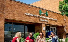 Trường công đóng cửa vì chính sách du học của Canada