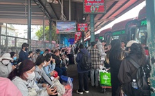 Hết tết vẫn chưa hết đông, mùng 7 Bến xe Miền Tây đông nghẹt người