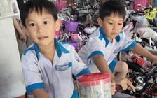 Cặp song sinh mang bình tiền tiết kiệm đi mua xe, chị chủ đếm toát mồ hôi