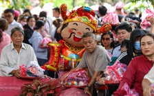 Dòng người xếp hàng dài chờ làm lễ chuyển vận ở chùa Ngọc Hoàng mùng 8 tết