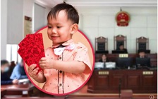 Cậu bé kiện cha đòi lại tiền lì xì tết