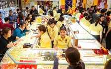 Người dân mua vàng, cổ phiếu... ngày vía Thần tài