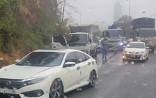 3 ô tô tông liên hoàn trên đèo Bảo Lộc lúc mưa lớn khiến giao thông ùn ứ