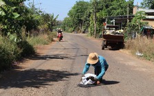 Ông Dũng khuyết tật đội nắng vá đường ở Đồng Nai, có tiền cũng không làm được